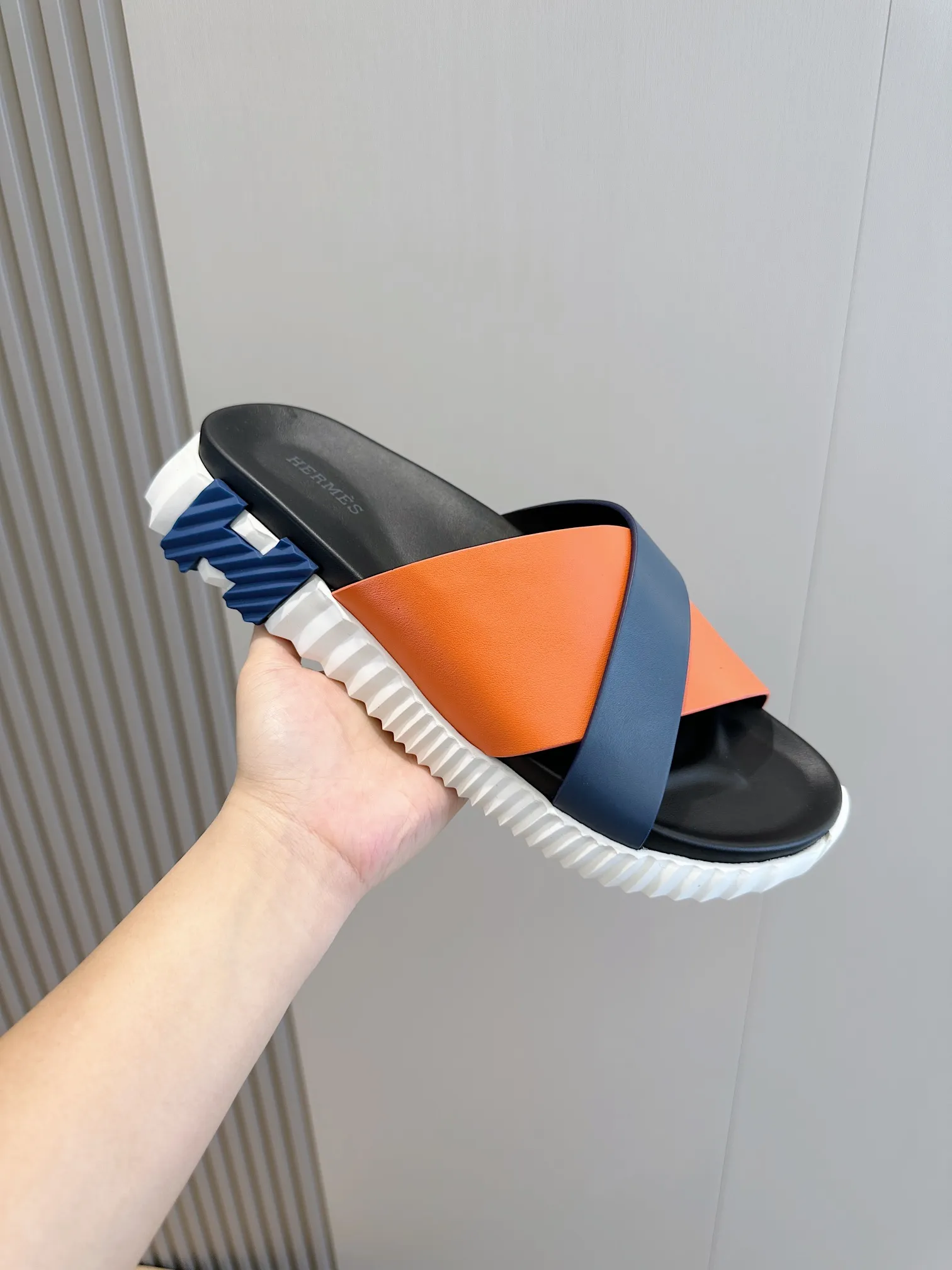 Factory price: 360💰Hermès [HERMÈS] Top Herme*H Home Hermès Men's Sandals and Slippers-Original Reproduction. Purchase the original version and make it one to one. The outsole is privately molded. The color of the outsole corresponding to each color is the same as the original version. Come to those who know the stuff 💪 The ultra-light soles are designed in contrasting colors, and they feel so comfortable on your feet! Calfskin, cowhide feet, private model outsole. Size: 39-44 (customized at 38.45)